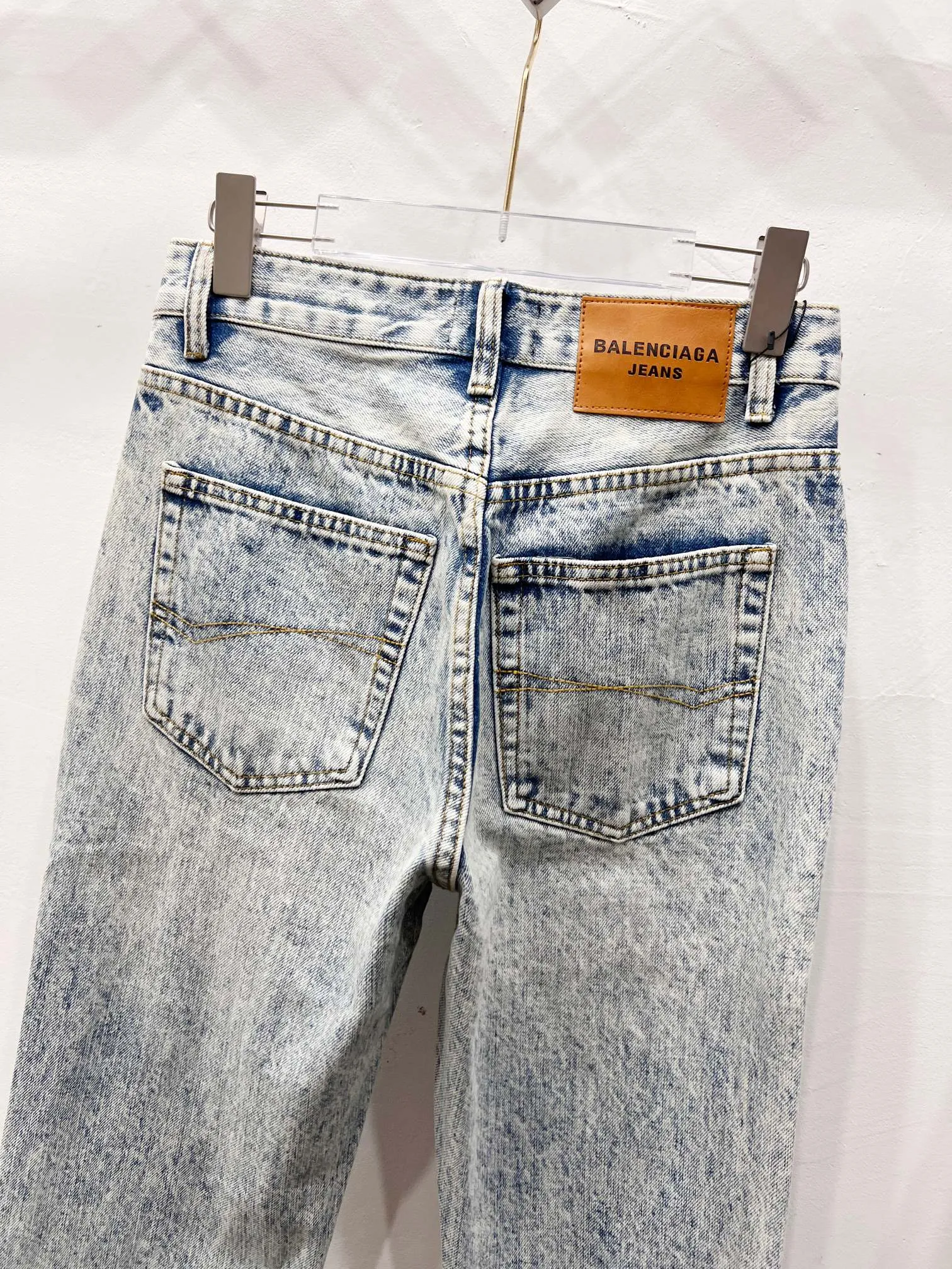 P230 Style number: (r081) GALLERY DEPT. 2025 new light blue simple washed and distressed couple style loose straight jeans 🔥High version🔥High version🔥 Top ceiling quality Styles with different washed textures are very friendly to people with thin legs and thick legs. The straight and loose version is very flattering. Moderate length that never goes out of style, easy to match with casually, basic styling for various styles, a must-have in the wardrobe! The fabric is stiff but also makes the upper body soft without losing texture. The washing process is even more perfect. It is a must-have item for everyone! ! ! Washed wheat, hang tag, pants label, complete with three labels Color: light blue Size: 28, 30, 32, 34, 36 (five sizes)